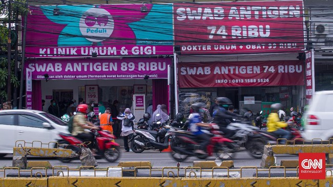 Pemberitaan covid-19 hari ini berpusat pada perpanjangan PPKM di sejumlah wilayah hingga kemunculan petisi tolak syarat kartu vaksin untuk masuk mal.