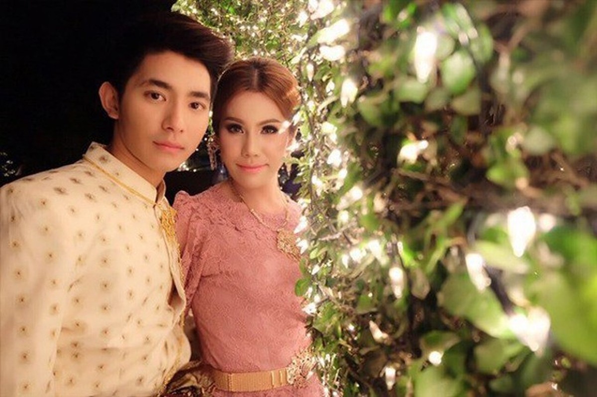 Transgender cantik yang bernama Bow sedang viral karena resmi menikah dengan seorang berondong&period; Yuk kita intip transformasinya&excl;