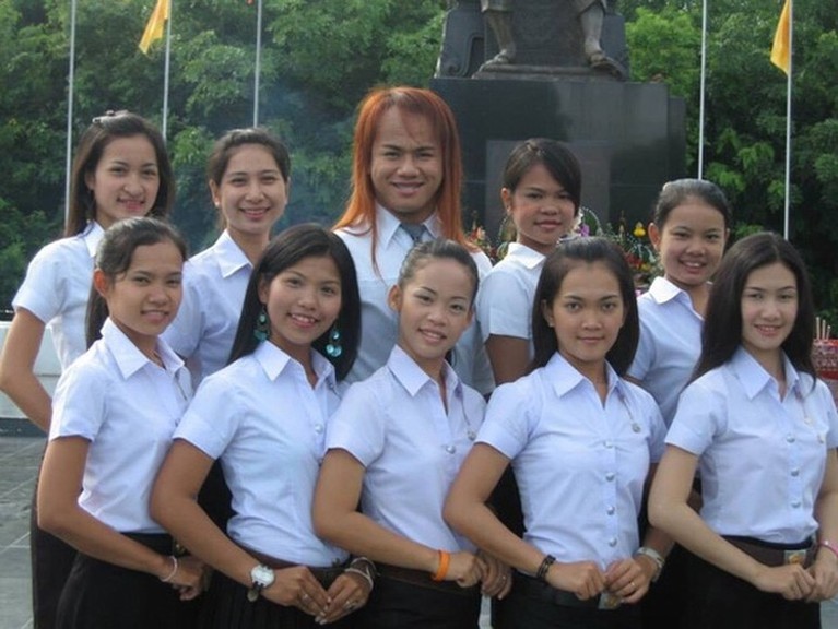 Perjalanan Transgender Cantik Sebelum & Sesudah Dinikahi Berondong Transgender cantik yang bernama Bow sedang viral karena resmi menikah dengan seorang berondong. Yuk kita intip transformasinya!