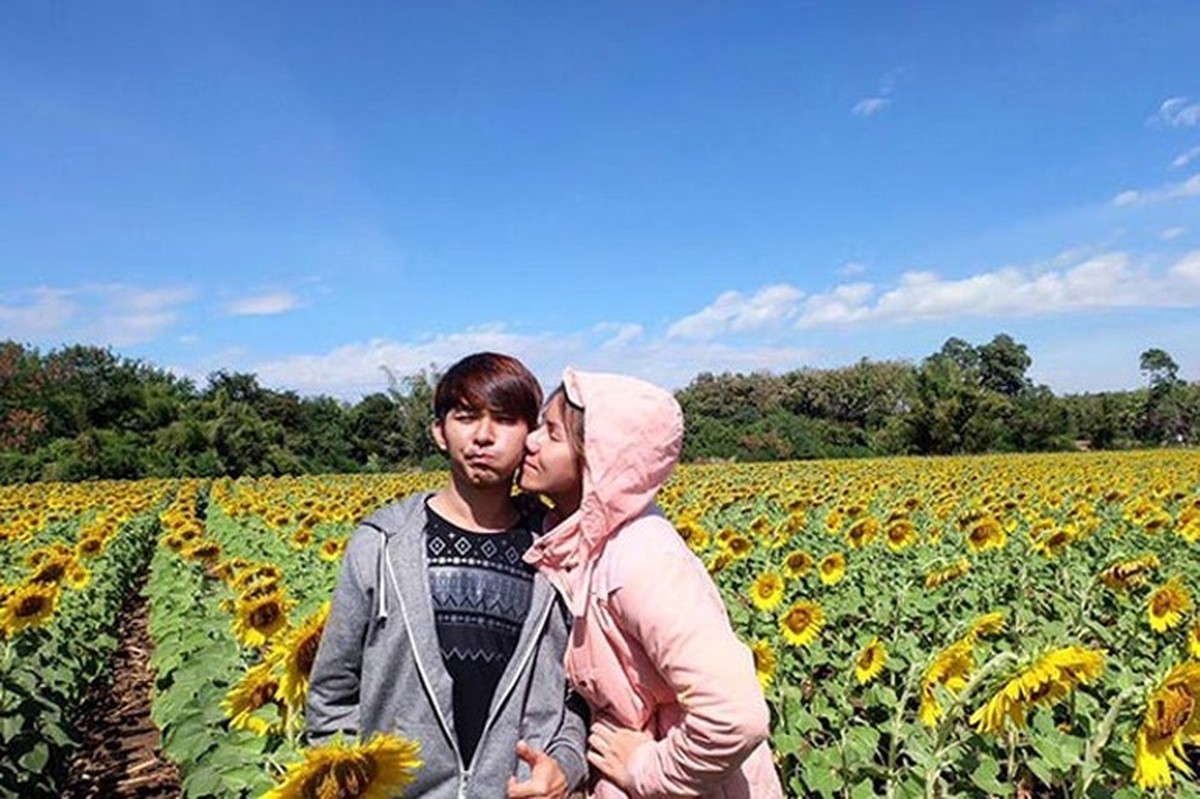 Transgender cantik yang bernama Bow sedang viral karena resmi menikah dengan seorang berondong&period; Yuk kita intip transformasinya&excl;