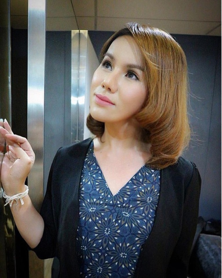 Perjalanan Transgender Cantik Sebelum & Sesudah Dinikahi Berondong Transgender cantik yang bernama Bow sedang viral karena resmi menikah dengan seorang berondong. Yuk kita intip transformasinya!