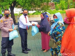 Paket Sembako Dibagikan ke Warga Terdampak COVID-19