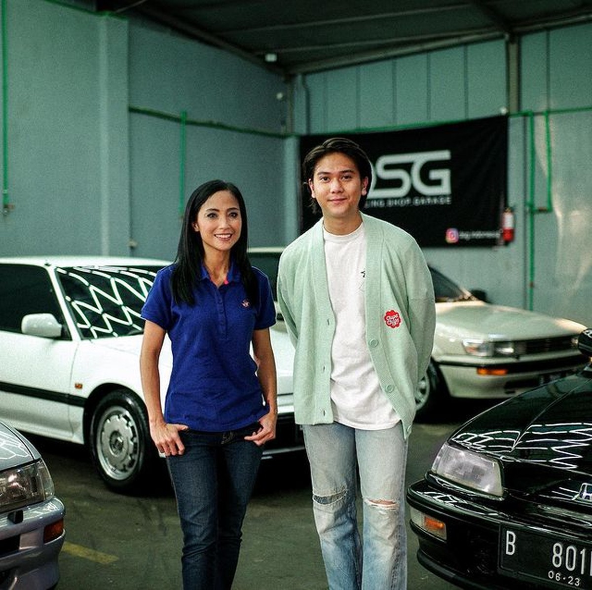 Iqbaal Ramadhan punya hobi koleksi mobil klasik&period; Yuk intip potretnya dengan mobil klasik&period;