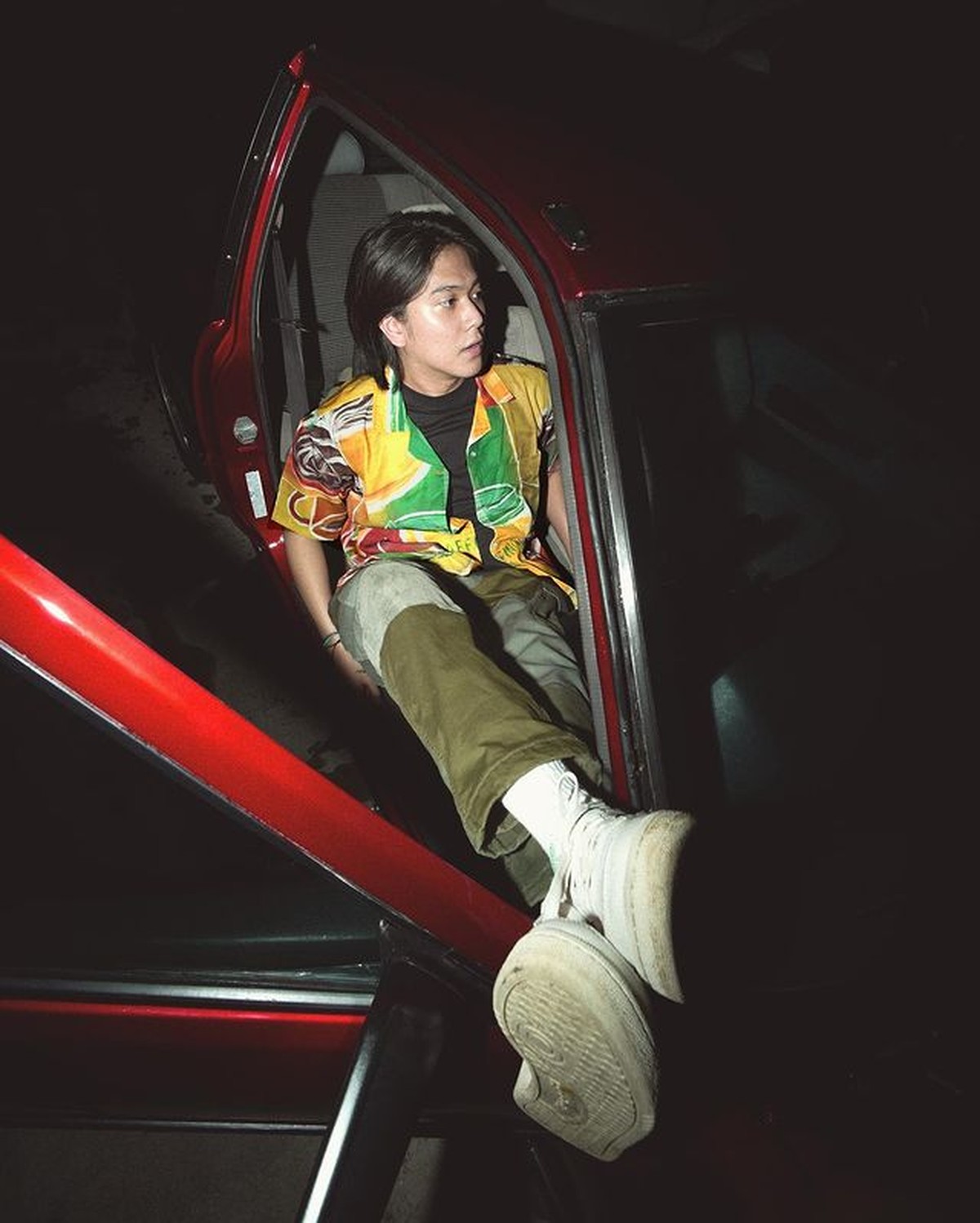 Iqbaal Ramadhan punya hobi koleksi mobil klasik&period; Yuk intip potretnya dengan mobil klasik&period;