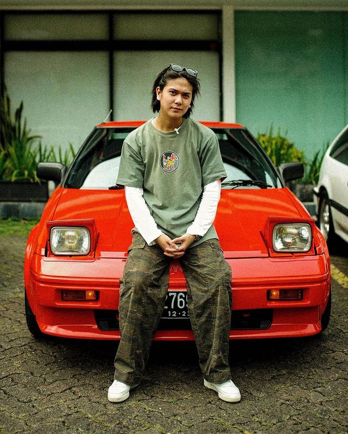 Iqbaal Ramadhan punya hobi koleksi mobil klasik&period; Yuk intip potretnya dengan mobil klasik&period;