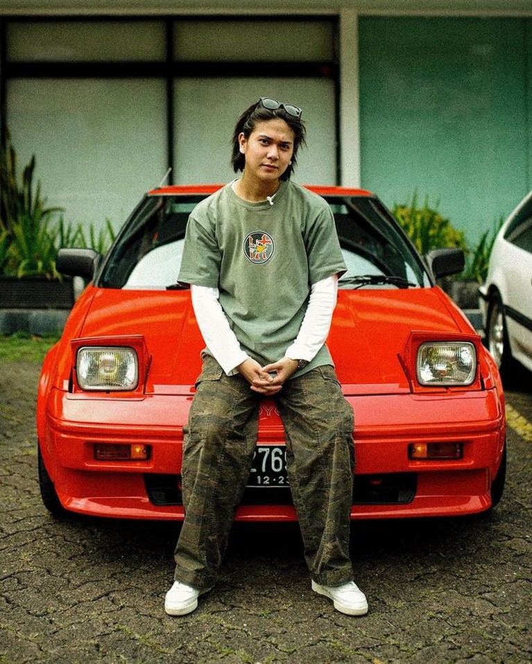 Potret Iqbal dan Koleksi Mobil Klasik Iqbaal Ramadhan punya hobi koleksi mobil klasik. Yuk intip potretnya dengan mobil klasik.