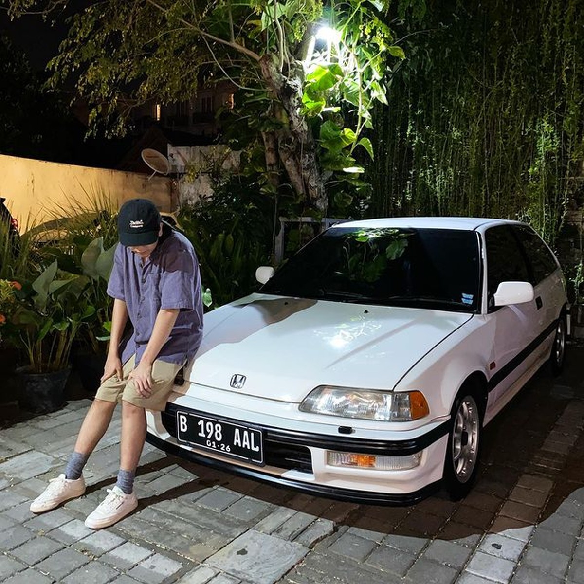 Iqbaal Ramadhan punya hobi koleksi mobil klasik&period; Yuk intip potretnya dengan mobil klasik&period;
