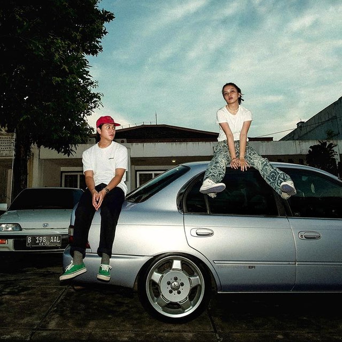 Iqbaal Ramadhan punya hobi koleksi mobil klasik&period; Yuk intip potretnya dengan mobil klasik&period;