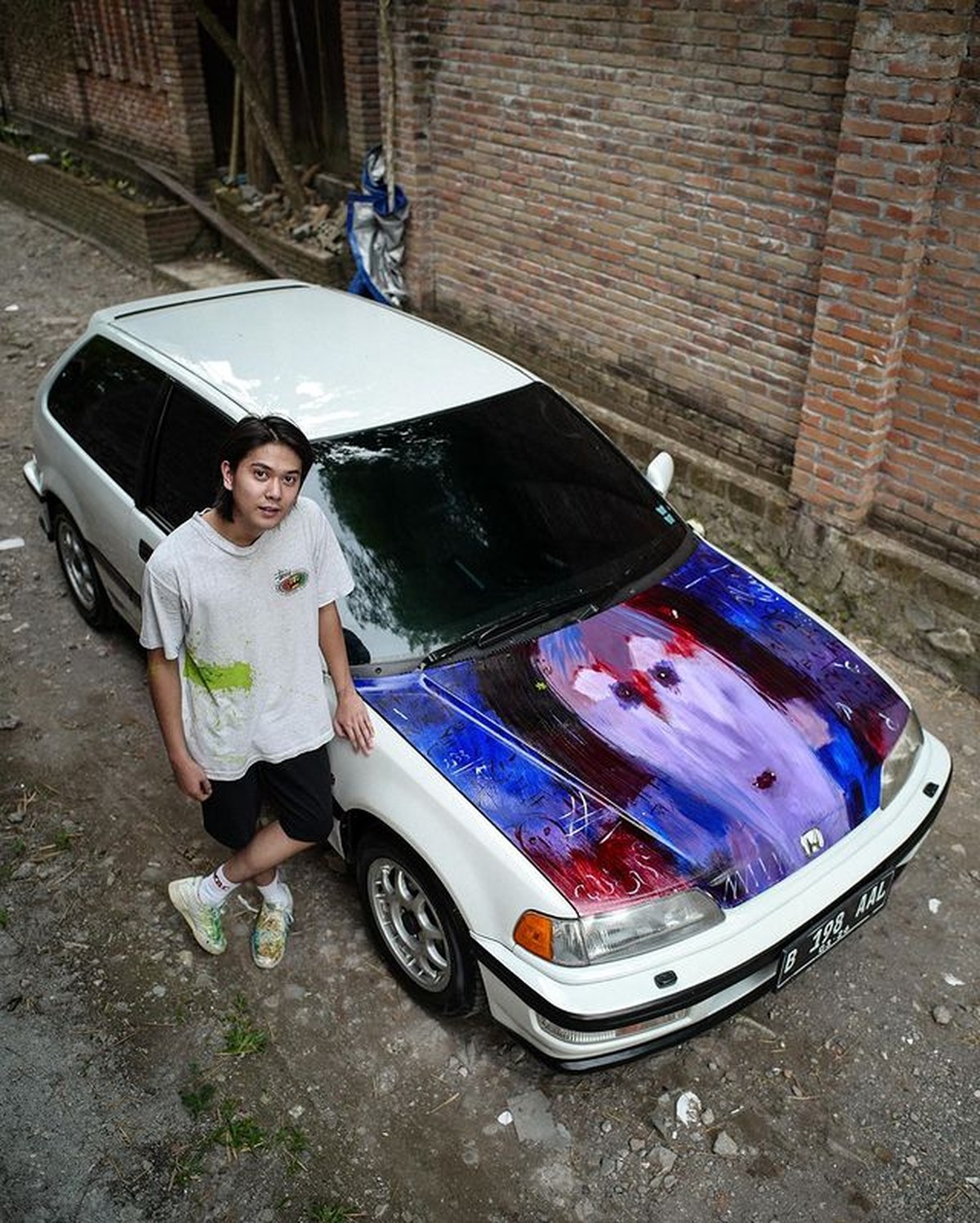 Iqbaal Ramadhan punya hobi koleksi mobil klasik&period; Yuk intip potretnya dengan mobil klasik&period;