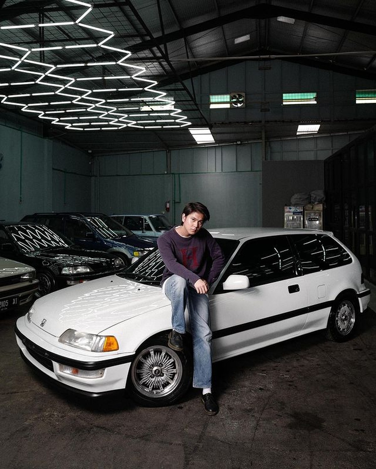 Iqbaal Ramadhan punya hobi koleksi mobil klasik&period; Yuk intip potretnya dengan mobil klasik&period;