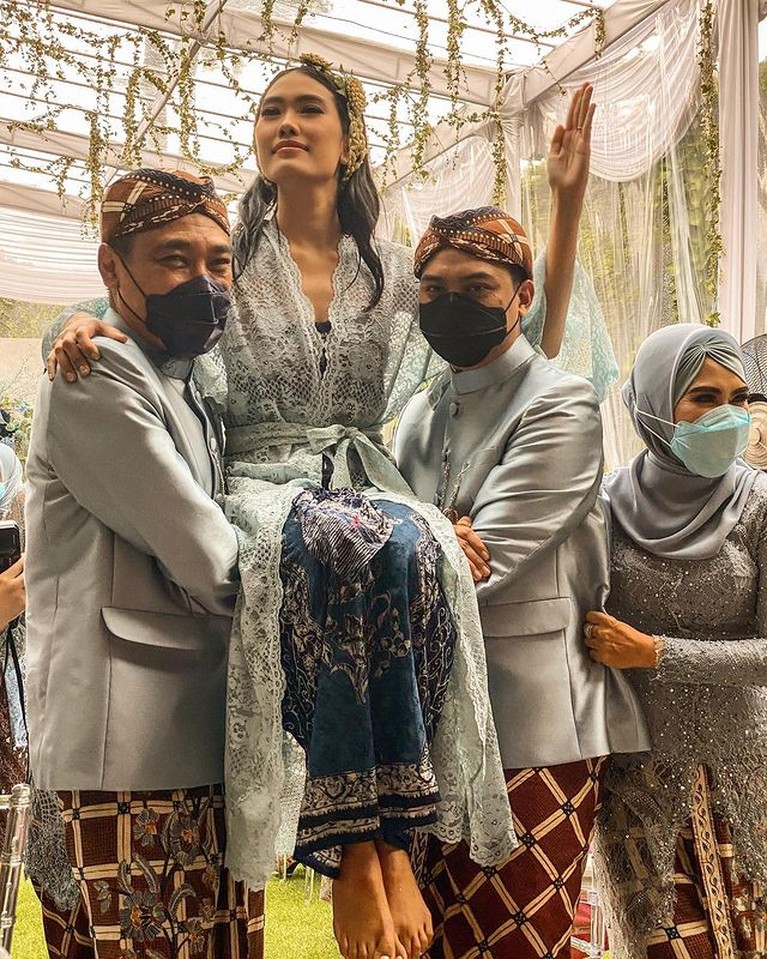Rangkaian Proses Pernikahan Alika Islamadina & Raja Siregar Alika Islamadina dan Raja Siregar kini telah resmi jadi pasangan suami istri. Yuk kita intip rangkaian proses pernikahan Alika!
