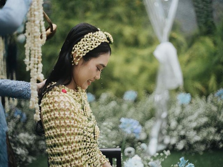 Alika Islamadina dan Raja Siregar kini telah resmi jadi pasangan suami istri. Yuk kita intip rangkaian proses pernikahan Alika!