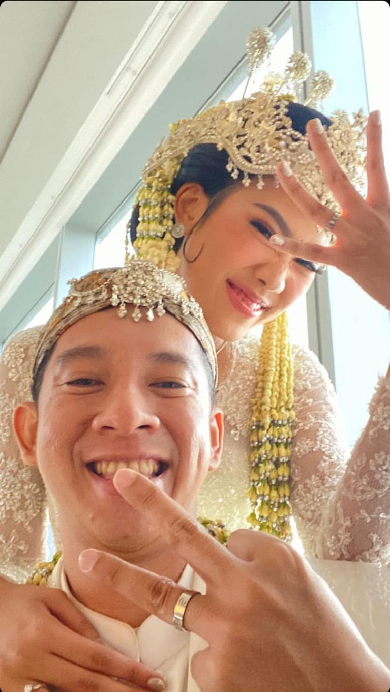 Alika Islamadina dan Raja Siregar kini telah resmi jadi pasangan suami istri. Yuk kita intip rangkaian proses pernikahan Alika!