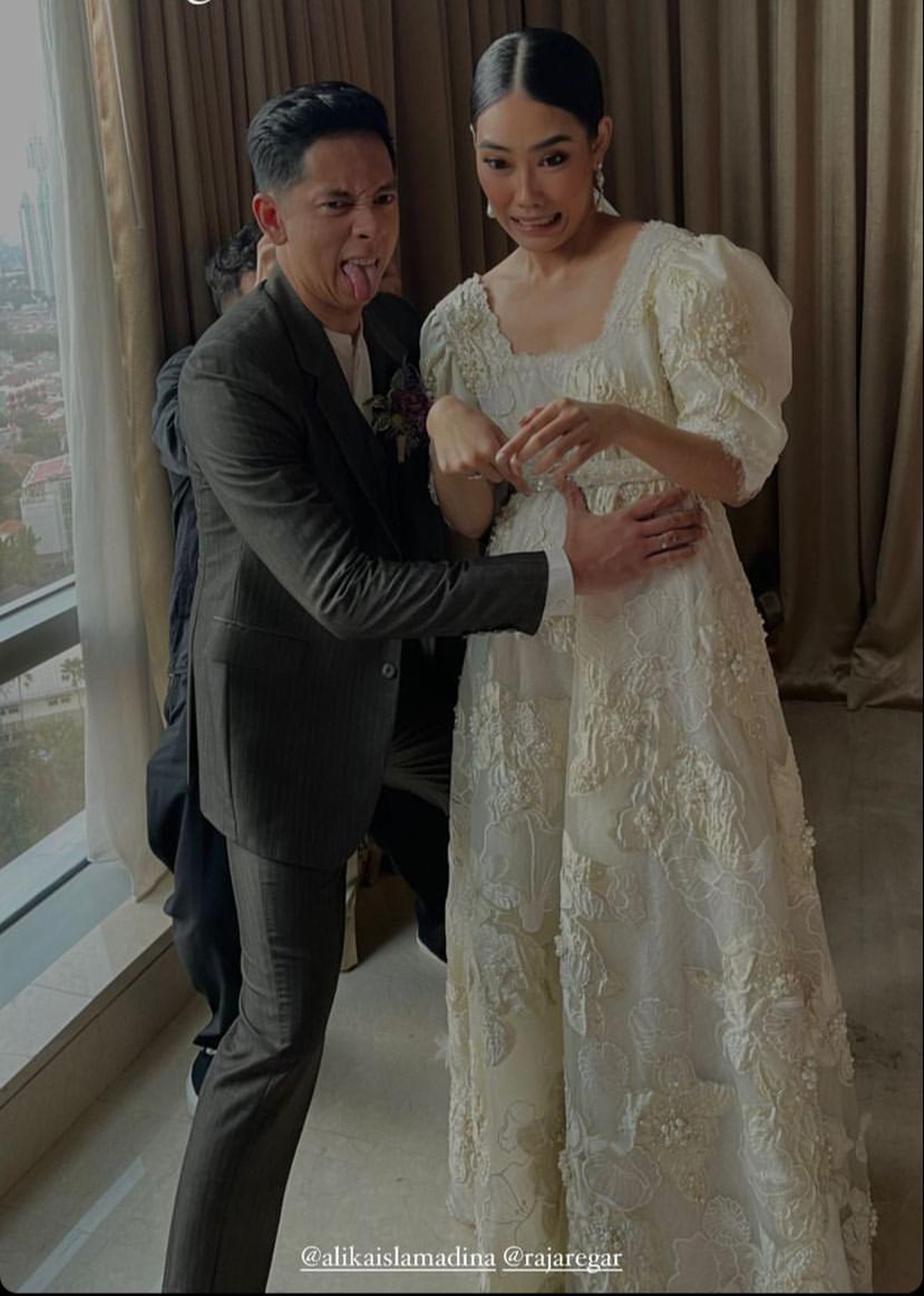 Alika Islamadina dan Raja Siregar kini telah resmi jadi pasangan suami istri&period; Yuk kita intip rangkaian proses pernikahan Alika&excl;