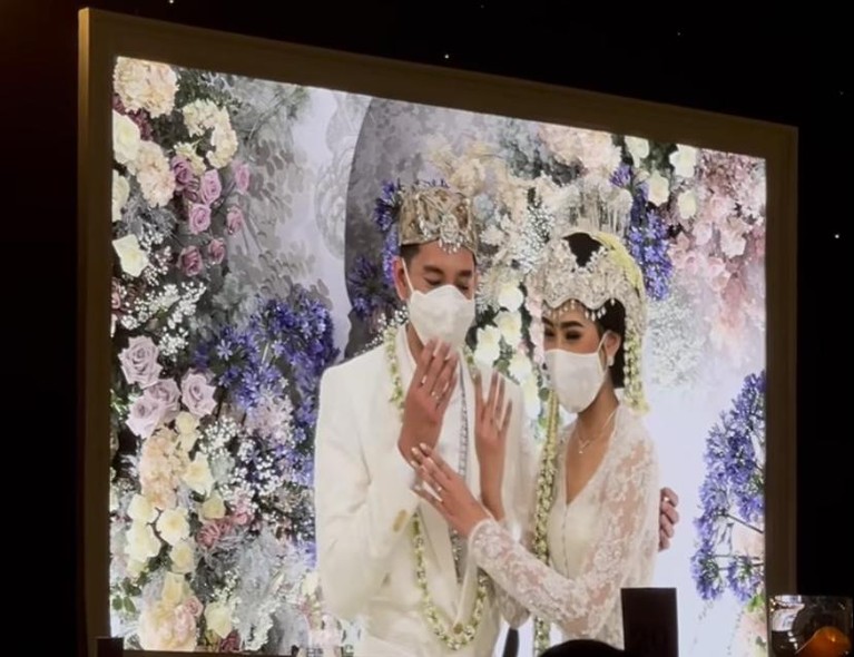 Alika Islamadina dan Raja Siregar kini telah resmi jadi pasangan suami istri. Yuk kita intip rangkaian proses pernikahan Alika!