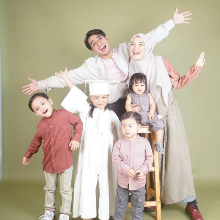 <p>Lain halnya dengan Ricky Harun. Ia memperingati kelulusan sang putri dengan sesi foto yang fun. Putri sulung mereka, Mikaila terlihat memamerkan senyum lebar. (Foto: Instagram: @rickyharun)</p>