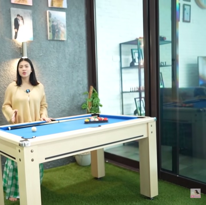 <p>Tak jauh dari pintu masuk, terlihat meja billiard milik Hito. Ini merupakan hadiah ulang tahun dari Felicya setahun yang lalu. (Foto: YouTube: FELITOgether Official)</p>