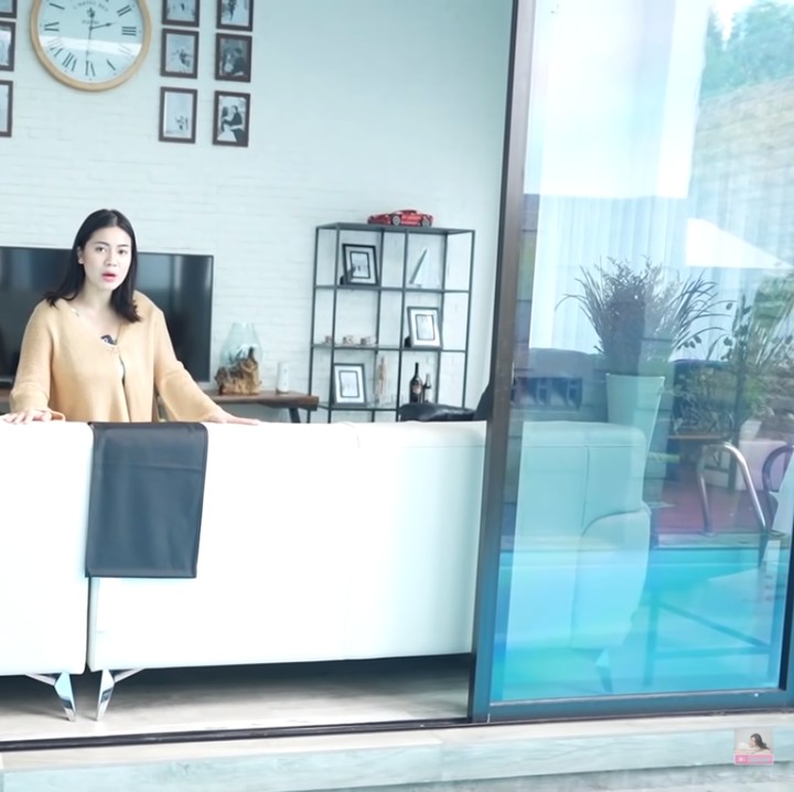 <p>Kemudian, Felicya memamerkan ruang tamunya yang minimalis, Bunda. Ruang tersebut tak terlalu luas, namun sangat nyaman dengan interior yang ada di dalamnya. (Foto: YouTube: FELITOgether Official)</p>