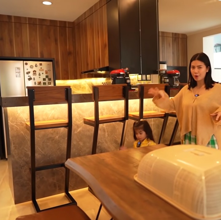 <p>Lebih masuk ke dalam, ada ruang makan yang dilengkapi dengan bartender sekaligus dapur bersih. Tak kalah <em>simple</em>, ruang ini juga tampak minimalis ya, Bunda? (Foto: YouTube: FELITOgether Official)</p>