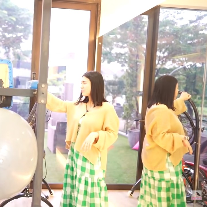 <p>Tak hanya kolam renang, di rumah Felicya dan Hito juga terdapat ruang gym untuk berolahraga. (Foto: YouTube: FELITOgether Official)</p>