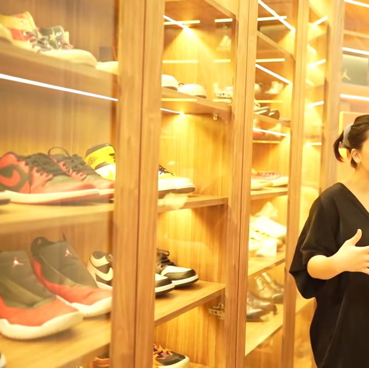 <p>Lanjut ke closet room, Felicya menjelaskan bahwa ruang tersebut diisi lemari sesuai kuantitas barang masing-masing. Hito kebagian space yang luas untuk sepatu, Bun. (Foto: YouTube: FELITOgether Official)</p>