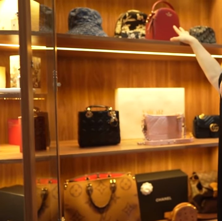 <p>Sedangkan Felicya sendiri, ia tak memiliki banyak koleksi sepatu seperti sang suami. Sehingga, ia memiliki space lebih kuas untuk koleksi tas <em>branded.</em> (Foto: YouTube: FELITOgether Official)</p>