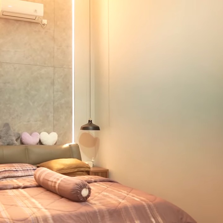 <p>Terakhir, Felicya menampilkan kamr tidurnya bersama Hito. Meski tak luas, kamar keduanya benar-benar terlihat nyaman nih, Bun. (Foto: YouTube: FELITOgether Official)</p>