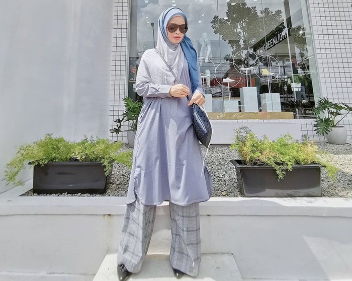 Selain hijab segi empat dan hijab langsung pakai, Ghaida juga suka memodifikasi tampilan hijabnya dengan menggunakan pashmina. Dengan sedikit sentuhan ini membuat OOTD Ghaida jadi lebih manis, bukan? / foto: instagram.com/gdaghaida