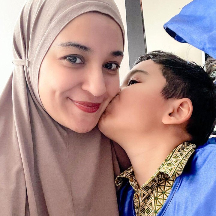 <p>Shireen Sungkar juga ikut bahagia nih. Teuku Adam baru saja lulus TK dan melakukan wisuda online. Tengok potretnya ketika mencium sang Bunda. So sweet! (Foto: Instagram: @shireensungkar)</p>