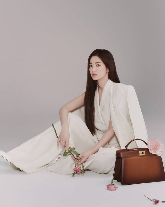 Song Hye Kyo menjadi artis Korea pertama yang menjadi Brand Ambassador Fendi, brand fashion asal Italia. /Sumber: Instagram.com/fendi