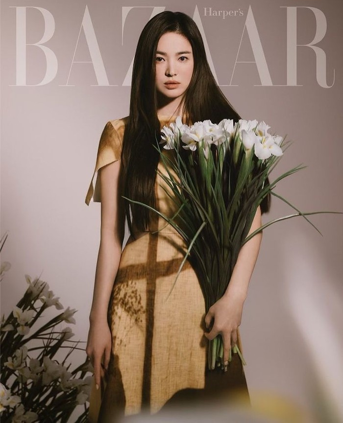 Tak cuma laris jadi brand ambassador. Song Hye Kyo pun sering menjadi langganan model majalah terkenal dunia, seperti Elle, Harper’s Bazaar, Vogue, dan W Korea. Tak hanya itu, Song Hye Kyo juga menjadi model untuk brand fashion asal Korea, MICHAA. /Sumber: Instagram.com/kyo1122