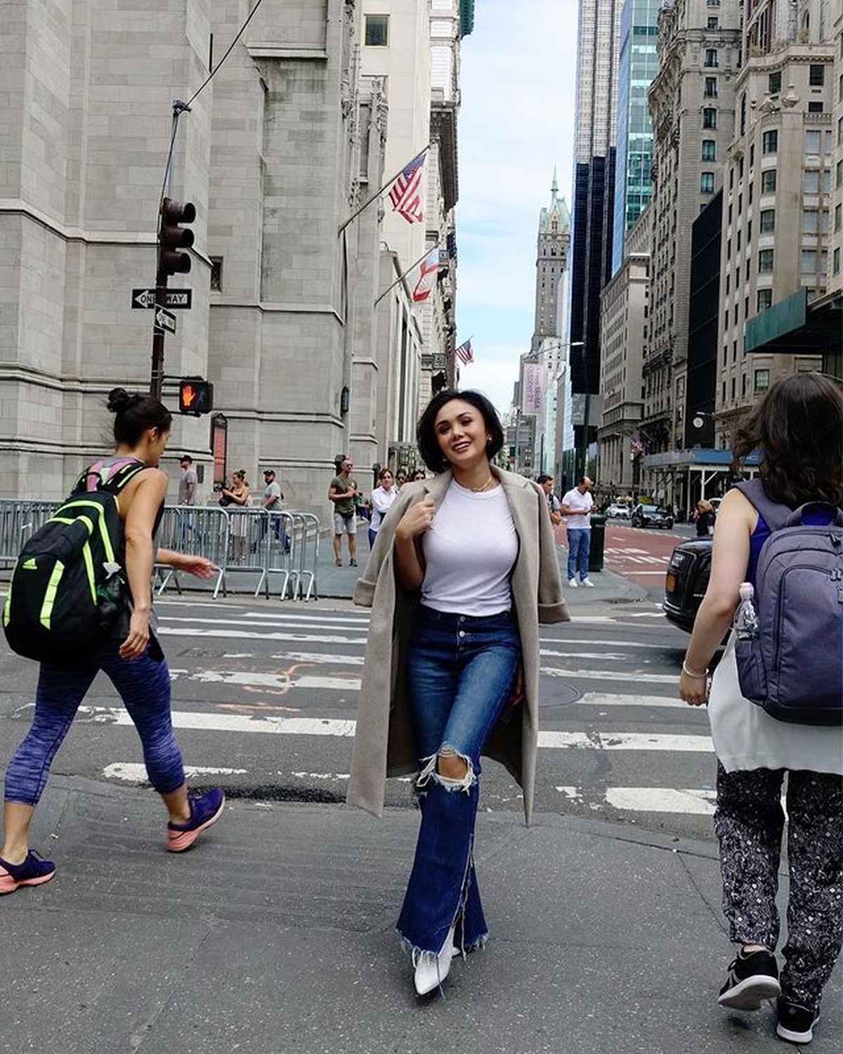 Yuni Shara penyanyi senior Indonesia ini memang terkenal dengan penampilannya yang kece bak ABG&period; Yuk kita intip&excl;