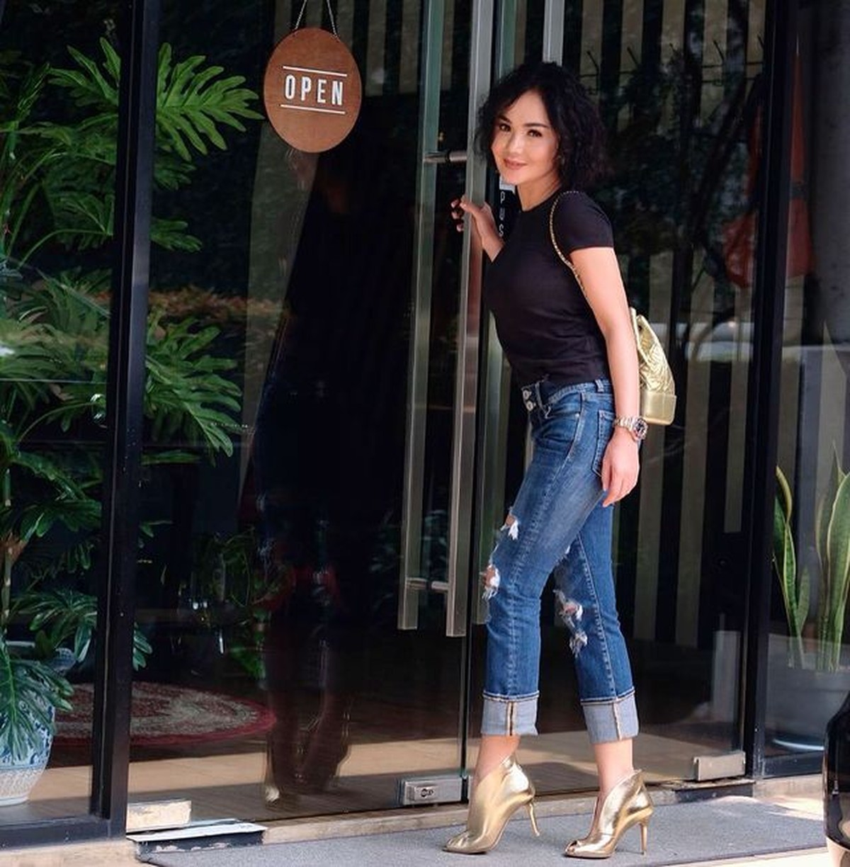 Yuni Shara penyanyi senior Indonesia ini memang terkenal dengan penampilannya yang kece bak ABG&period; Yuk kita intip&excl;