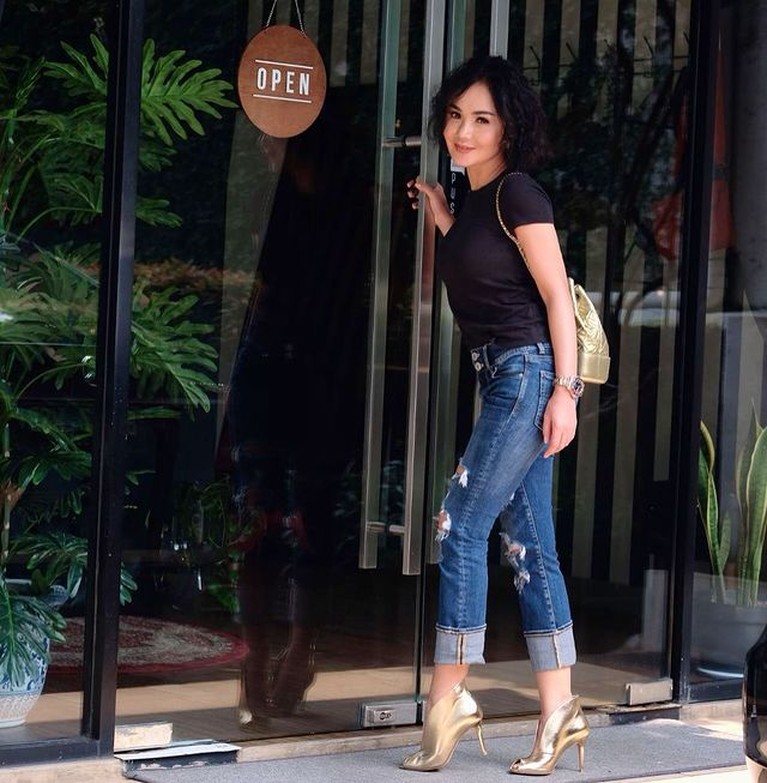 Style Kece Yuni Shara Saat Pakai Celana Jeans ABG Abis! Yuni Shara penyanyi senior Indonesia ini memang terkenal dengan penampilannya yang kece bak ABG. Yuk kita intip!