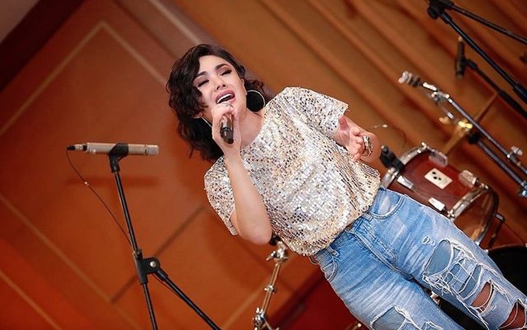 Style Kece Yuni Shara Saat Pakai Celana Jeans ABG Abis! Yuni Shara penyanyi senior Indonesia ini memang terkenal dengan penampilannya yang kece bak ABG. Yuk kita intip!