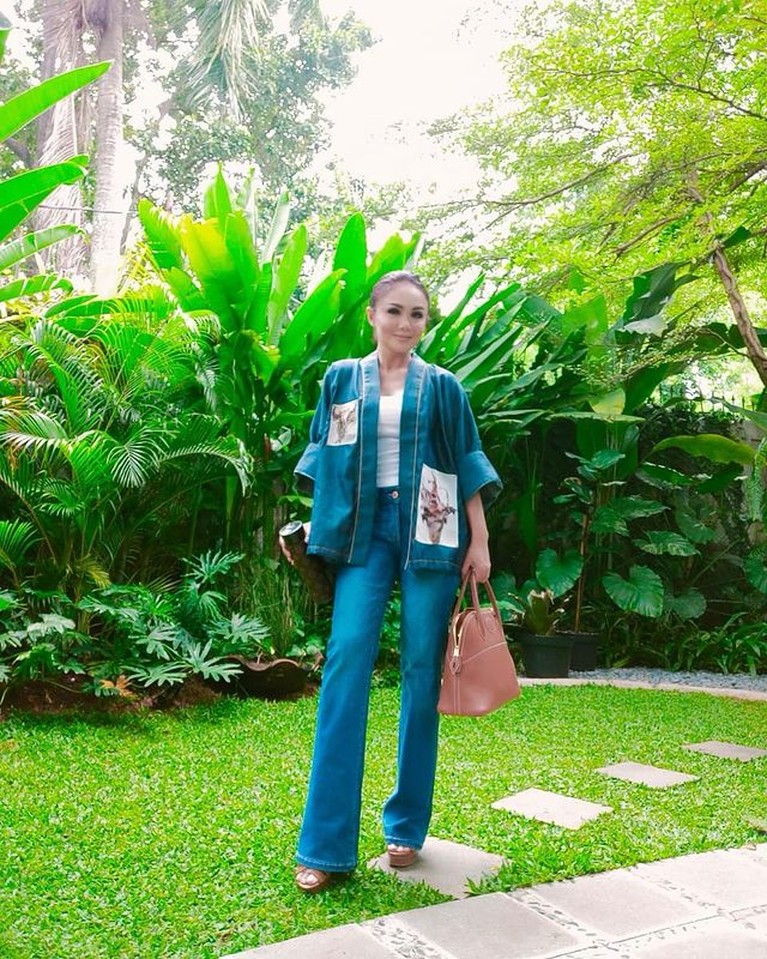 Style Kece Yuni Shara Saat Pakai Celana Jeans ABG Abis! Yuni Shara penyanyi senior Indonesia ini memang terkenal dengan penampilannya yang kece bak ABG. Yuk kita intip!