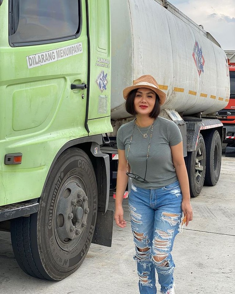 Style Kece Yuni Shara Saat Pakai Celana Jeans ABG Abis! Yuni Shara penyanyi senior Indonesia ini memang terkenal dengan penampilannya yang kece bak ABG. Yuk kita intip!
