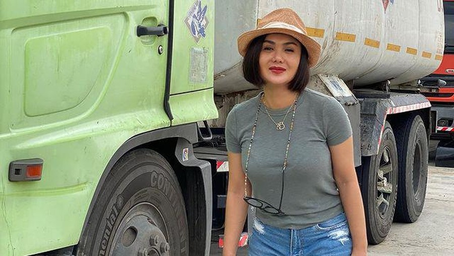 Style Kece Yuni Shara Saat Pakai Celana Jeans ABG Abis! Yuni Shara penyanyi senior Indonesia ini memang terkenal dengan penampilannya yang kece bak ABG. Yuk kita intip!