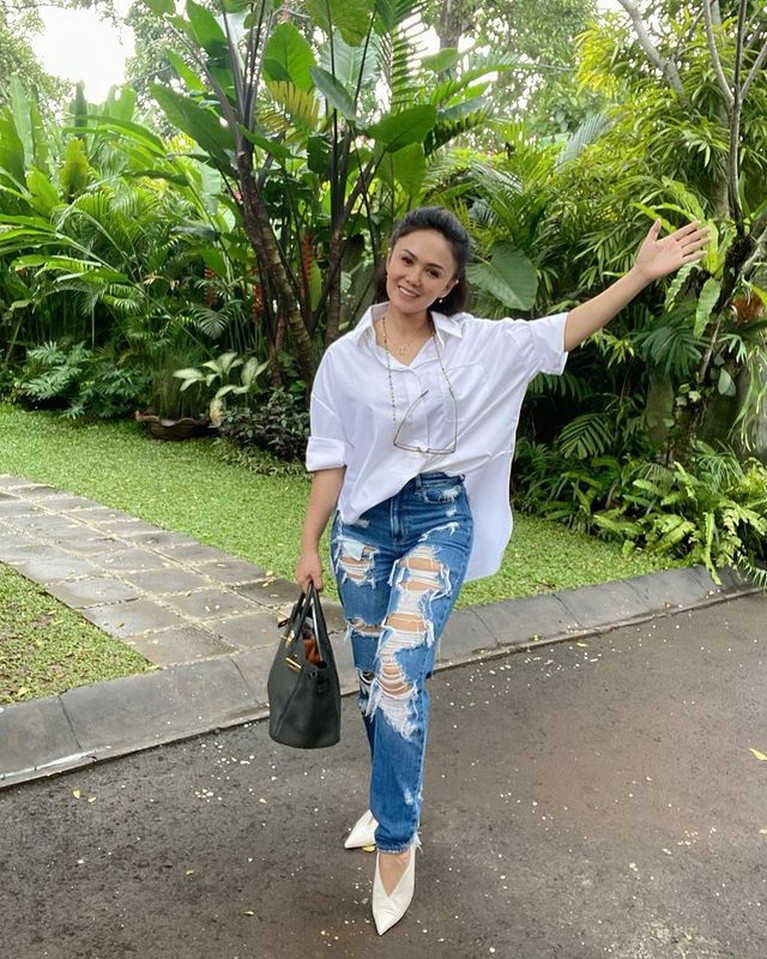 Style Kece Yuni Shara Saat Pakai Celana Jeans ABG Abis! Yuni Shara penyanyi senior Indonesia ini memang terkenal dengan penampilannya yang kece bak ABG. Yuk kita intip!
