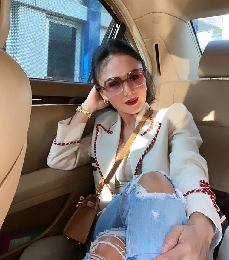 Style Kece Yuni Shara Saat Pakai Celana Jeans ABG Abis! Yuni Shara penyanyi senior Indonesia ini memang terkenal dengan penampilannya yang kece bak ABG. Yuk kita intip!