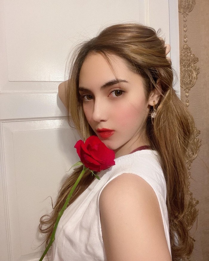 Tak hanya memiliki bakat akting, Syahra Larez juga memiliki suara yang merdu, lho! Ia pernah mengeluarkan single berjudul 'Halu' sebagai hasil kolaborasinya dengan Dhody Kangen Band di tahun 2018 lalu. (foto: instagram.com/syahralarez_new)