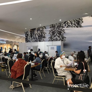 Warga Antusias Ikuti Vaksin COVID-19 Gratis di TSM Cibubur