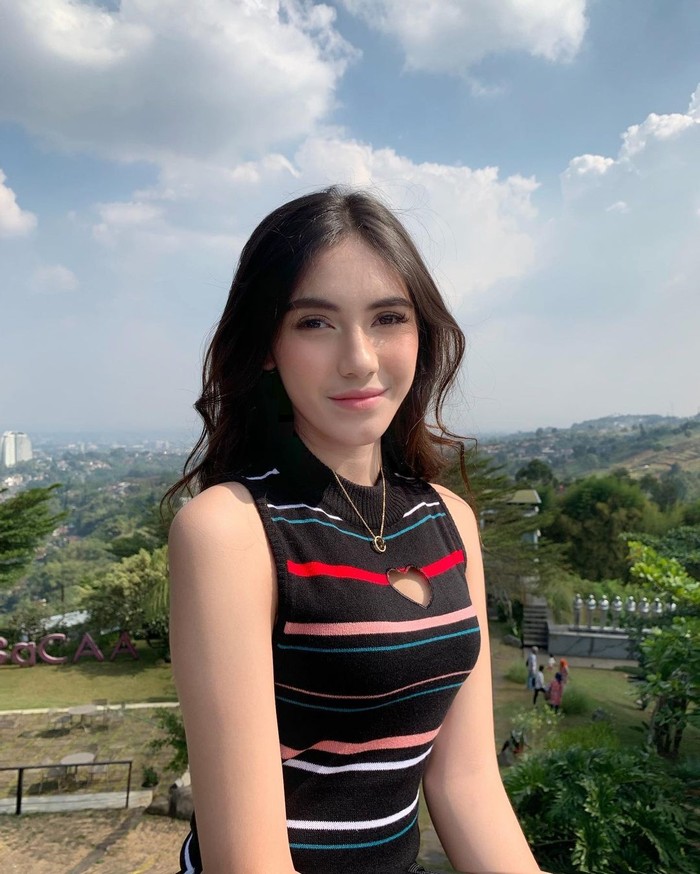 Wanita berparas cantik ini dikenal sebagai artis sekaligus selebgram. Karirnya di dunia entertainment dimulai pada tahun 2016 dengan menjadi pemeran pendukung di sinetron berjudul Nacita. (foto: instagram.com/syahralarez_new)