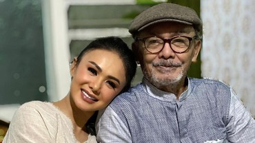 img-title Yuni Shara Tuntun Kepergian Ayahanda lewat Video Call