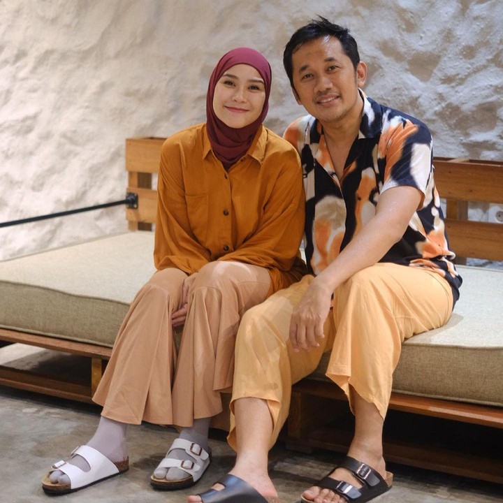 <p>Zaskia Adya Mecca mengakhiri masa lajang ketika dinikahi oleh sutradara Hanung Bramantyo. Keduanya terpaut usia 12 tahun, Bunda. Namun mereka hidup bahagia dan dikaruniai 5 orang anak. (Foto: Instagram: @zaskiadyamecca)</p>
