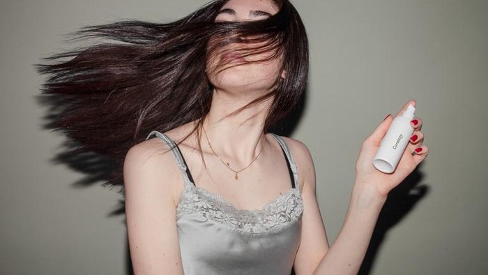 6 Tips Memakai Dry Shampoo untuk Hasil yang Lebih Maksimal