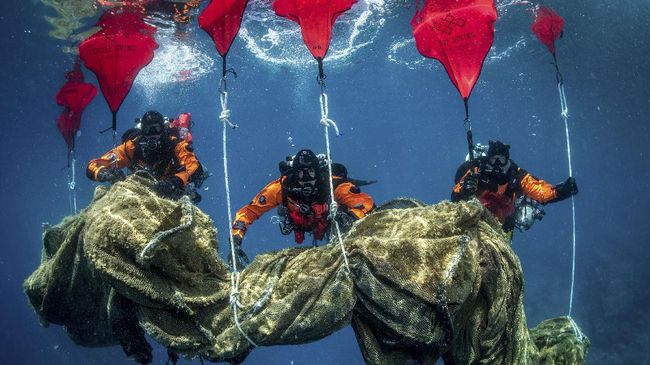 Tak hanya limbah industri dan rumah tangga serta pemanasan global, laut juga semakin kotor akibat aktivitas memancing yang tak bertanggung jawab.