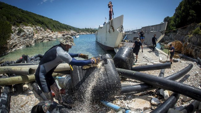 FOTO: Proses Pembersihan 76 Ton Sampah di Perairan Yunani
