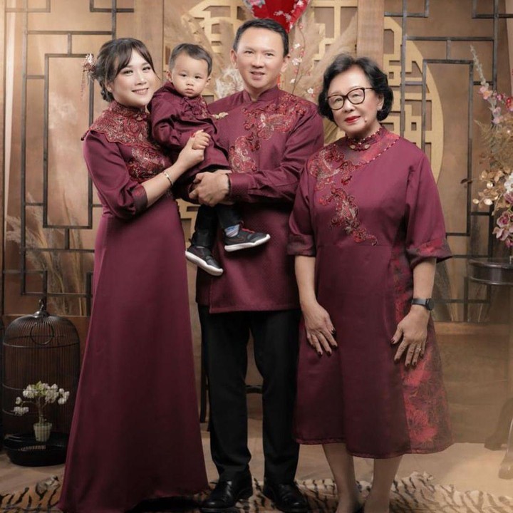 <p>Sebelumnya, Ahok dan Puput juga sempat merayakan Tahun Baru Imlek di bulan Februari. Mereka berpose ketika melakukan sesi foto keluarga. Kala itu perut Puput terlihat belum memiliki <em>baby bump</em>. (Foto: Instagram: @btpnd)</p>