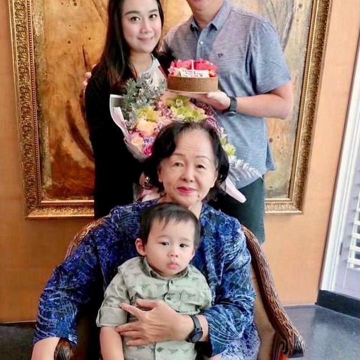 <p>Meski begitu, Ahok dan Puput belum berbicara mengenai kabar kehamilan tersebut. Mereka hanya merayakan momen spesial itu dengan berfoto bersama putra mereka, Yosafat dan Ibunda Ahok. (Foto: Instagram: @btpnd)</p>